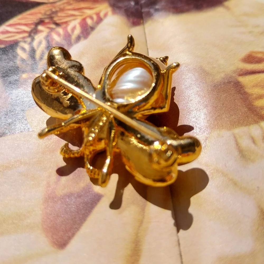 D Orlan Brooch with Sparkling Stones - Picture 6 of 10